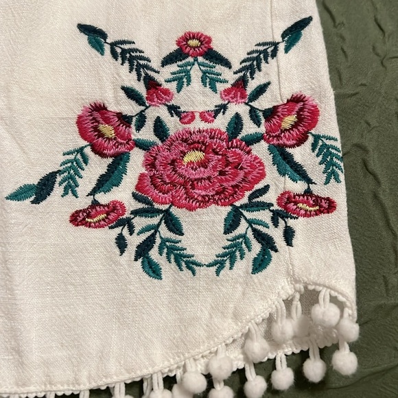 White cotton shorts by Umgee. Cute little hassle fringe and embroidered rosette - Picture 2 of 6